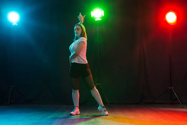 Hip-hop, jazz-funk, tecktonik, waacking, trance y street dances concept - Mujer joven bailando jazz-funk en el estudio — Foto de Stock