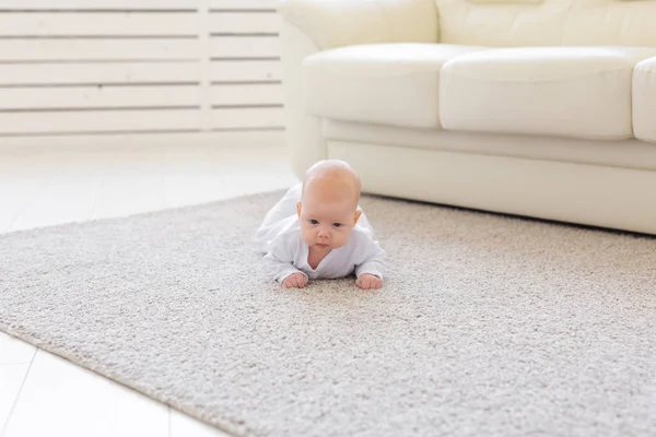 儿童、 婴儿和人们的观念-小宝贝男孩或女孩在家里的地板上爬 — 图库照片