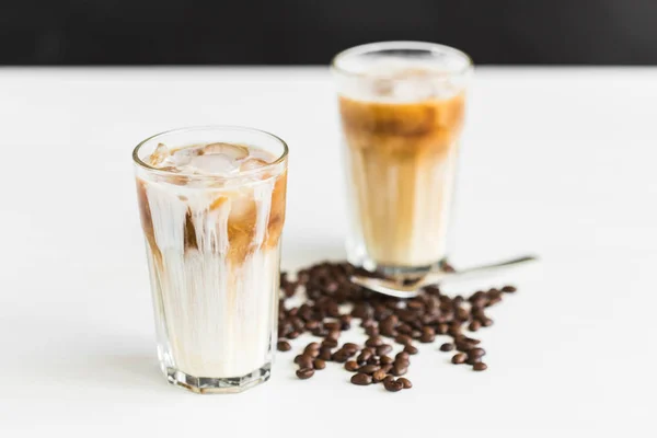 Delicioso concepto de bebida - Café helado en un vaso con hielo . —  Fotos de Stock