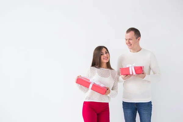 白い背景の上の贈り物幸せな男と女を保持ボックス コピー スペースでクリスマス、休日、バレンタインデー、誕生日のコンセプト- — ストック写真