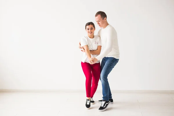 Šťastný pár tančící sociální tanec kizomba vs bachata nebo salsa nebo zouk na světlé pozadí — Stock fotografie