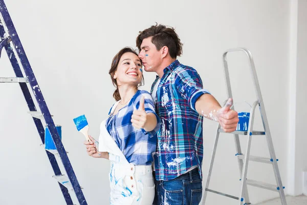 Reparação, renovação e conceito de pessoas - Mulher e homem gestos polegares para cima — Fotografia de Stock