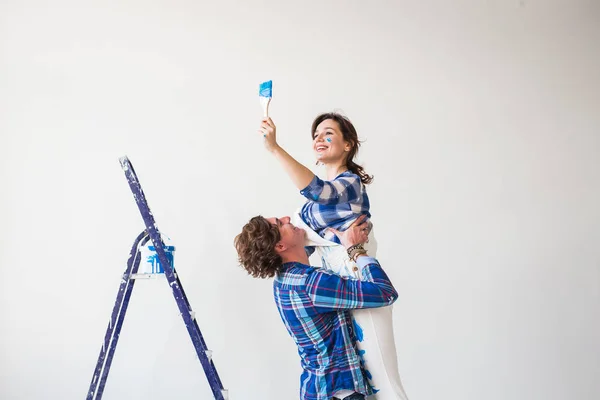 Concepto de renovación, reparación y relación: mujer joven y hombre abrazándose — Foto de Stock