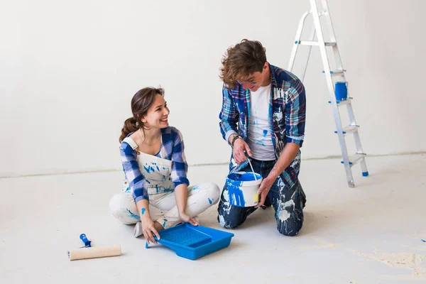 Personnes, concept de rénovation et de réparation - Portrait de charmant couple faisant de la redécoration dans l'appartement — Photo