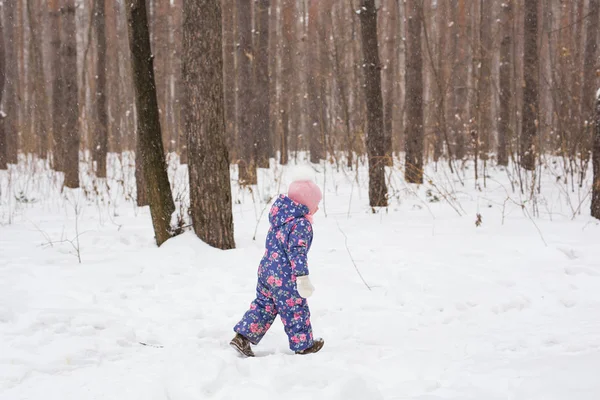 Inverno, conceito de infância e natureza - menina caminhando no inverno ao ar livre — Fotografia de Stock