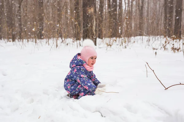 Концепция семьи и природы - маленькая девочка играет в парке — стоковое фото