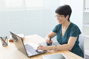 İş, teknoloji ve insan-kadın kavramı kullanmak laptop çalışma pikap iğnesi