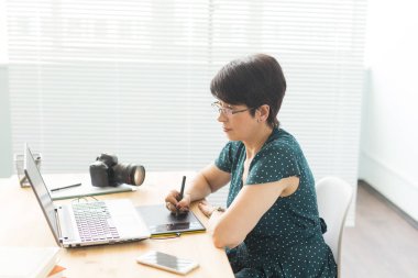 Office, grafik tasarımcı kavramı - kroki çizim dijital tablet holding iş kadın eller