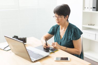 İş, web tasarım ve grafik sanat kavramı - pan kullanan orta yaşlı kadın kroki aygıt