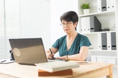 İş, teknoloji ve insan kavramı - mutlu kadın grafik tablet kullanma