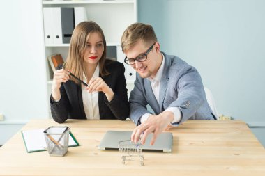 İş, takım çalışması ve insanlar kavramı - iki işçi bir mola sırasında dinlenmek.