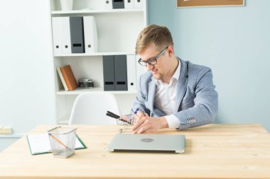 Ofis, iş adamları, sonu kavramı - Yöneticisi çalışmaları sırasında Oyuncak süpermarket arabası ile ofiste ile oynuyor