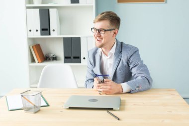 Ofis, iş adamları, sonu kavramı - Yöneticisi çalışmaları sırasında Oyuncak süpermarket arabası ile ofiste ile oynuyor.
