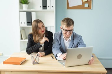 İş insanlar, takım çalışması ve office kavramı - masada oturan ve bazı ilginç başlangıç projesi tartışmaya erkek ve kadın meslektaşım.