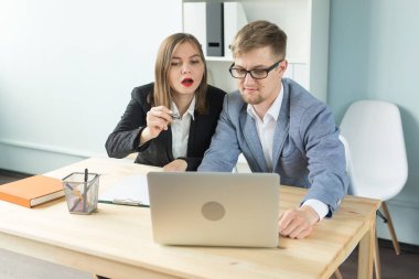 İş adamları, takım çalışması ve office kavramı - kadın ve erkek birlikte Office Başlangıç projesi çalışıyoruz