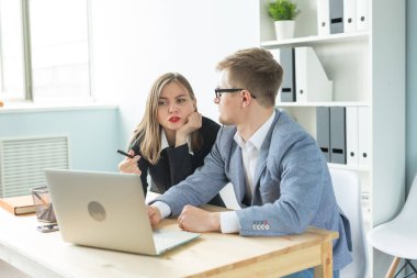 İş adamları, takım çalışması ve office kavramı - kadın ve erkek birlikte Office Başlangıç projesi çalışıyoruz