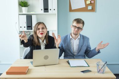 İş, takım çalışması ve insanlar kavramı - kadın ve erkek are çalışma birlikte ofisinde. Kötü duygular