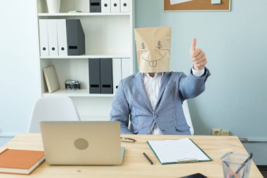 İş, duygu ve para kavramı - office deli adam boyalı komik surat paketiyle onun başının üstüne koy. Gözlerinde dolar işareti