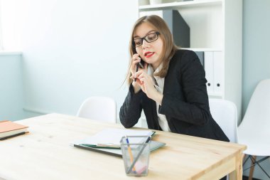 İşletme, Emlak ve insanlar kavramı - ofis telefon ve yapmak notlar üzerinde konuşmak çekici kadın