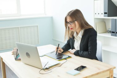 İş, web tasarım ve grafik sanat kavramı - fare kullanarak gözlük gülümseyen güzel kadın tava kroki aygıt
