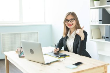 Çalışma, iş, teknoloji ve tasarımcı kavramı - tablet kullanarak ve dizüstü izlerken genç kadın