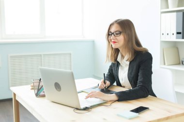 İş, web tasarım ve grafik sanat kavramı - fare kullanarak gözlük gülümseyen güzel kadın tava kroki aygıt