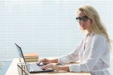 Teknoloji, iş ve insan kavramı - bilgisayar ve Not almak çalışma gözlük güzel kadın