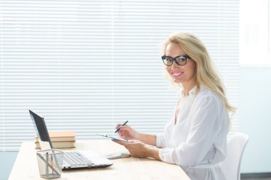 Teknoloji, iş ve insan kavramı - bilgisayar ve Not almak çalışma gözlük güzel kadın