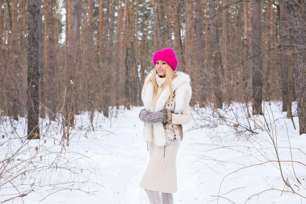 Conceito de moda e pessoas - Jovem encantadora em casaco quente no parque de inverno — Fotografia de Stock