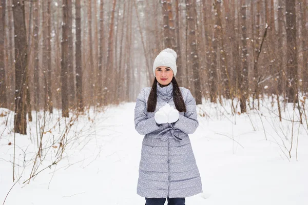 陽気な若い女性は雪で冬の森の中を歩く幸せな冬 のコンセプト — ストック写真