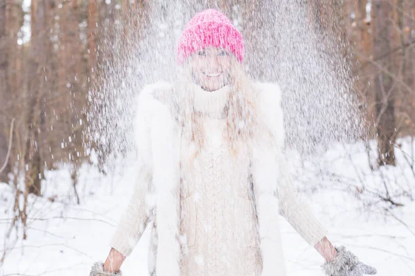 Feliz joven mujer juega con una nieve en el bosque nevado al aire libre — Foto de Stock