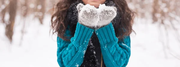 Primer plano de la chica de Navidad. Invierno joven mujer soplando nieve en invierno naturaleza — Foto de Stock