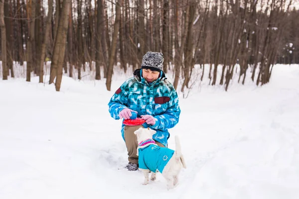 Mulher de meia idade ao ar livre com cão bonito - Jack Russell Terrier na temporada de inverno — Fotografia de Stock