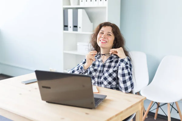 Office και επιχειρηματική ιδέα άτομα - γυναίκα εργάζεται στο γραφείο με φορητό υπολογιστή — Φωτογραφία Αρχείου