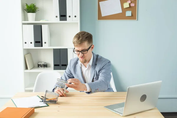 Büro, Geschäftsleute, Pausenkonzept - Manager spielt bei der Arbeit mit Spielzeugwagen im Büro mit — Stockfoto