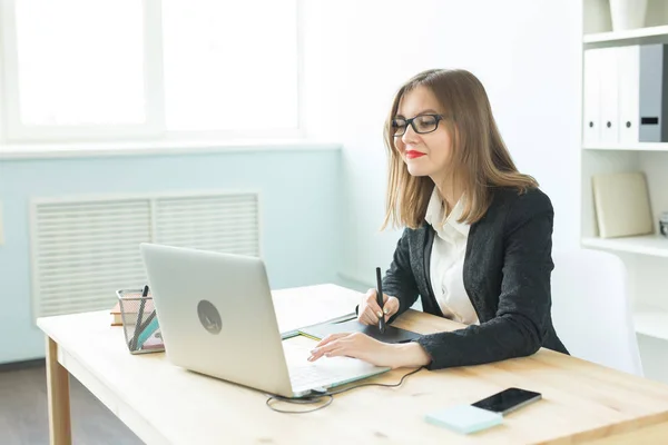 Business, Web-Design und Grafik-Konzept - schöne lächelnde Frau in Brille mit Mausklick-Skizzengerät — Stockfoto