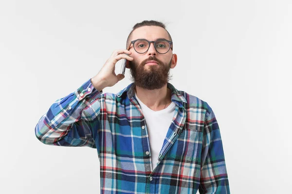 Technologieën, mode en mensen concept - Cool man met baard via telefoon op witte achtergrond — Stockfoto