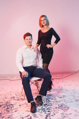 Yeni yıl, Saint Sevgililer günü ve tatil kavramı - mutlu gençlerle konfeti