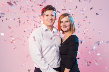 Yeni yıl, Saint Sevgililer günü ve tatil kavramı - ayakta ve birlikte kutluyor neşeli neşeli genç insanlar