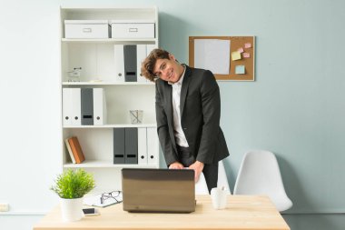 İş, şaka, insanlar kavramı - ofiste eğleniyor takım elbiseli yakışıklı genç