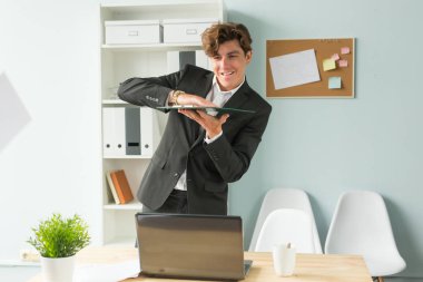 İş, mizah ve insanlar kavramı - yaprak kağıt Office kadar yakışıklı ve genç bir adam takım atar