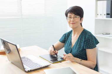 İş, teknoloji ve insan-kadın kavramı kullanmak laptop çalışma pikap iğnesi