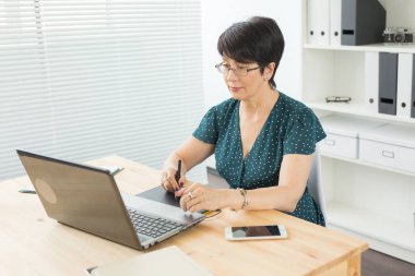 İş, teknoloji ve insan-kadın kavramı kullanmak laptop çalışma pikap iğnesi