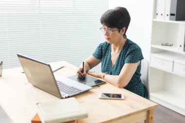 İş, web tasarım ve grafik sanat kavramı - pan kullanan orta yaşlı kadın kroki aygıt