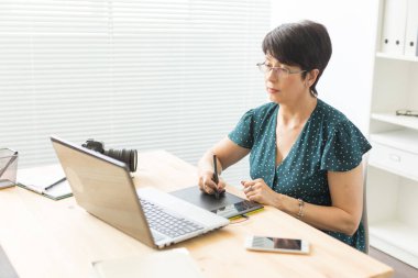 İş, teknoloji ve insan kavramı - mutlu kadın grafik tablet kullanma