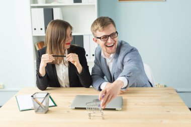 İş, takım çalışması ve insanlar kavramı - kadın erkek arkadaşı arıyor kim oyun sırasında çalışma dinlenme