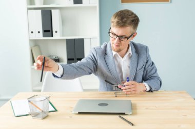 Ofis, iş adamları, sonu kavramı - Yöneticisi çalışmaları sırasında Oyuncak süpermarket arabası ile ofiste ile oynuyor