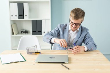 Ofis, iş adamları, sonu kavramı - Yöneticisi çalışmaları sırasında Oyuncak süpermarket arabası ile ofiste ile oynuyor