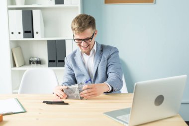 Ofis, iş adamları, sonu kavramı - Yöneticisi çalışmaları sırasında Oyuncak süpermarket arabası ile ofiste ile oynuyor