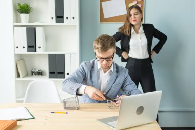 İş, duygu ve insanlar kavramı - patron kadın arıyor adam çalışma sırasında oyun oynayan